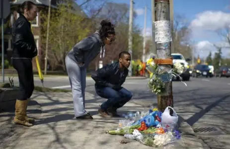  ?? CARLOS OSORIO/TORONTO STAR ?? Katelyn Tarala, left, Shideh Khalouei and Cianan Liburd visit a makeshift memorial for David Chiang, a popular personal trainer at Extreme Fitness.