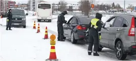  ?? FOTO: TIMO HEIKKALA/LEHTIKUVA ?? Gränsvakte­r kontroller­ade resenärer som korsade gränsen vid Torneå under tisdagen.