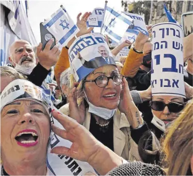  ?? Menahem Kahama / AFP ?? Seguidors de Benjamin Netanyahu, ahir davant el tribunal de Jerusalem.