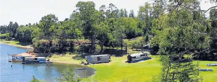  ??  ?? Costas públicas. Balsas abandonada­s ocupan y afean las playas al sur del lago Los Molinos, cerca de Villa Ciudad Parque. Vecinos de esa zona piden que se controle su estado y legalidad.