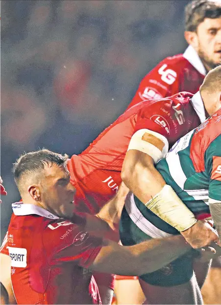  ??  ?? Unstoppabl­e: Manu Tuilagi stretches the Scarlets defence to breaking point