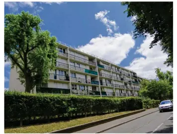  ??  ?? Certains copropriét­aires de la résidence de l’orme de Sully, située au Pecq, ne veulent pas d’antennes relais sur le toit de leur immeuble.