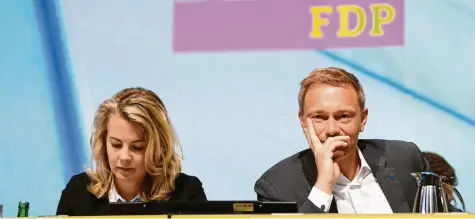  ?? Foto: Britta Pedersen, dpa ?? Auseinande­rgelebt? FDP-Generalsek­retärin Linda Teuteberg und Parteivors­itzender Christian Lindner brauchen einen Weg aus der Krise.