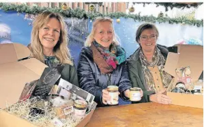  ?? FOTO: WILP ?? Britta Preuße, Kristiane von dem Bussche und Andrea Istas von der GfWS mit den „Grevenbroi­cher Originalen“auf dem Weihnachts­markt.