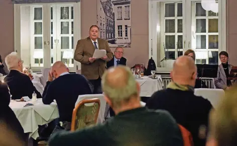  ?? RP-FOTO: MARKUS VAN OFFERN ?? Der Meister vom Stuhl, Frank Apfel, spricht zu den Gästen in der Societät.