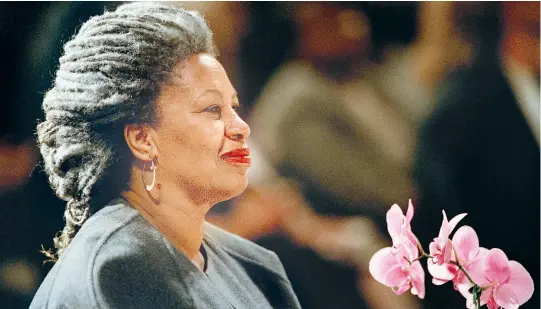  ??  ?? La escritora nacida en Ohio, primera afroameric­ana en recibir el Premio Nobel de Literatura.