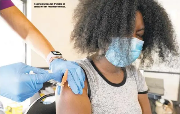  ?? ?? Hospitaliz­ations are dropping as states roll out vaccinatio­n drives.