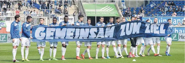  ??  ?? Vor dem Aufwärmen richteten die Spieler eine klare Botschaft an die Fans. „Gemeinsam zum Ziel“. Dem ist der MSV am Wochenende näher gekommen.