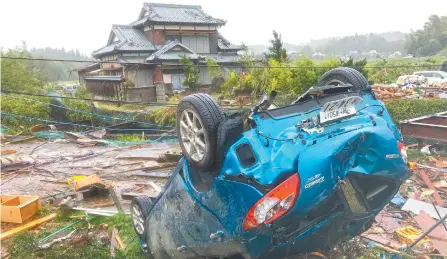  ??  ?? Un automóvil volcado luego de que un tornado formado al paso del tifón Hagibis azotara la prefectura de Chiba, cerca de Tokio, Japón.