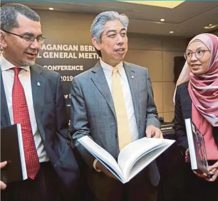  ?? PIC BY MOHD YUSNI ARIFFIN ?? Petronas Dagangan Bhd chairman Datuk Md Arif Mahmood (centre) with managing director and chief executive officer Datuk Seri Syed Zainal (left) and chief finance officer Norliwati Abd Wahab at the company’s annual general meeting in Kuala Lumpur yesterday.