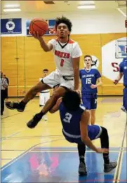  ?? TANIA BARRICKLO-DAILY FREEMAN ?? Marlboro’s Jaiden Allen leaps over Humberto Cabrera while driving to the basket.