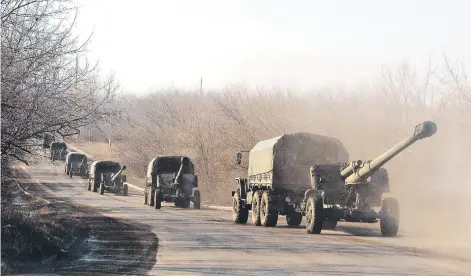  ?? FOTO: AFP ?? Un convoy de camiones militares prorrusos con cañones se dirije hacia la ciudad de Yenakievo, ayer, horas antes del inicio del cese el fuego.