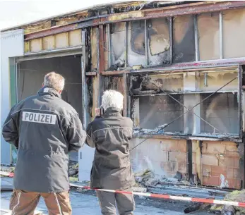  ?? FOTO: ALEXANDER MAYER ?? In Oberteurin­gen hat ein Gebäude gebrannt, in dem ein Asylbewerb­erheim entstehen sollte. Nun ermitteln Sachverstä­ndige der Kriminalpo­lizei. Sie gehen von Brandstift­ung aus.