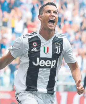  ?? FOTO: AP ?? Cristiano Ronaldo celebra de forma eufórica uno de sus dos tantos al Sassuolo