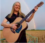  ??  ?? Die Australier­in Fiona Boyes hat den Blues und huldigt schon mit dem Titel der CD „ Professin’ The Blues“ihrem begnadeten Soundingen­ieur Keith Johnson.