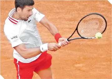  ?? / FOTO: REUTERS ?? Novak se vio afectado por la lluvia, pero al final obtuvo el triunfo.