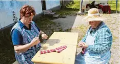  ??  ?? Socken selbst stricken, das kann heute nicht jeder. Rosa Einmüller (links) und Lotte Felber zeigten, wie es geht.