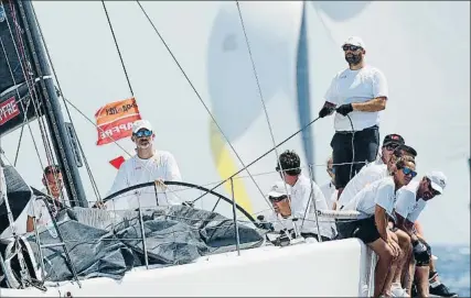  ?? NICO MARTINEZ ?? Felip VI, a la roda de l’Aifos, en la primera jornada de regates a la badia de Palma