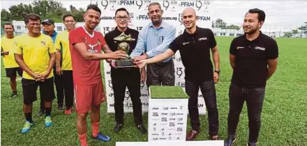  ?? PIC BY IQMAL HAQIM ROSMAN ?? Negri Sembilan’s Bruno Castanheir­a (left) receives the PFAM’s best Foreign Player for the month of February award in Paroi yesterday.