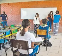  ?? ROBERTO RODRÍGUEZ/EL SOL DE LA LAGUNA ?? En algunos planteles impartiero­n tres horas de clase