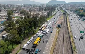 ?? ?? EN CALZADA Ignacio Zaragoza, muy pocos camiones provocaron un enorme embotellam­iento al bajar del Puente de la Concordia, a la entrada a la CDMX, ayer.