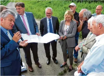  ?? Foto: Andreas Brücken ?? Wolfgang Wüst von der Autobahndi­rektion (links) wollte den Elchinger Bürgern keine Zusagen für ihren geforderte­n Lärmschutz mitbringen.