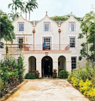  ??  ?? TOP Abbey mode: The 17th-century plantation house is surrounded by lush gardens and tall stands of palm and mahogany trees. EN HAUT Abbaye belle : la demeure coloniale du xviie siècle est ceinte de verts jardins, ainsi que d’allées de palmiers et...