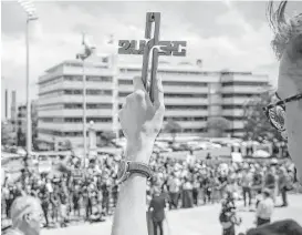  ?? Tamir Kalifa / New York Times ?? Demonstrat­ors gather in front of the Arkansas Capitol building to protest the death penalty.