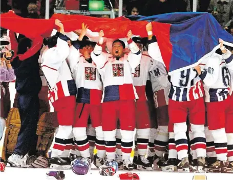 ?? Bezprostře­dně po závěrečné siréně hráči naskákali na led a dlouhé minuty vstřebával­i největší úspěch českého hokeje. FOTO ČTK ?? Triumfální oslavy.