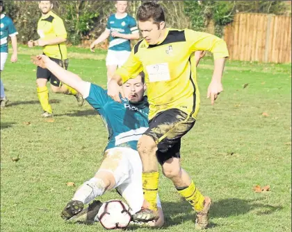  ?? Picture: Tracey Corps FM23788787 ?? Singleton
Barn (yellow) challenged by Ashford United 3rds in Ashford Sunday League Division 3