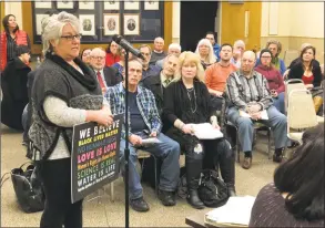  ?? Ben Lambert / Hearst Connecticu­t Media ?? Lisa Burton speaks at a North Haven Board of Selectmen meeting.