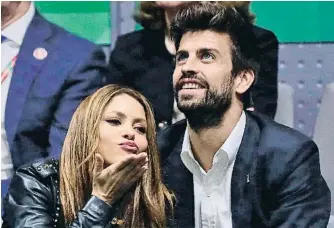  ?? MAnu fernández /ap ?? Shakira i Gerard Piqué en un partit de la Copa Davis l’any 2019