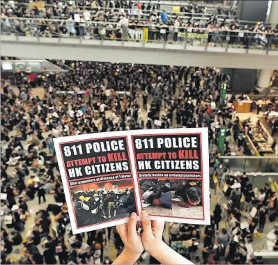  ?? AFP / MANAN VATSYAYANA ?? Un joven muestra un cartel contra la brutalidad policial en la protesta en el aeropuerto, ayer.