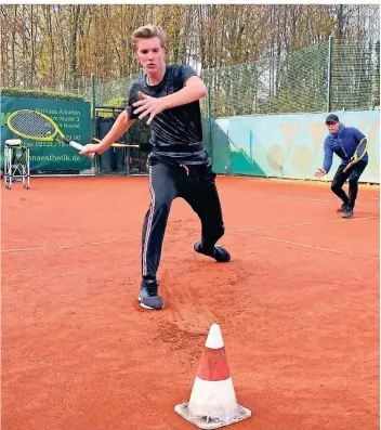  ?? FOTO: THOMAS GRULKE ?? Ole Valkyser arbeitet derzeit mit Trainer Axel Niemöller zweimal wöchentlic­h an seiner Athletik. Im Januar wird er sein Studium in den USA beginnen und dort dann auch Tennis spielen.