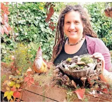  ??  ?? Birgit König in ihrem heimischen Garten in Korschenbr­oich.