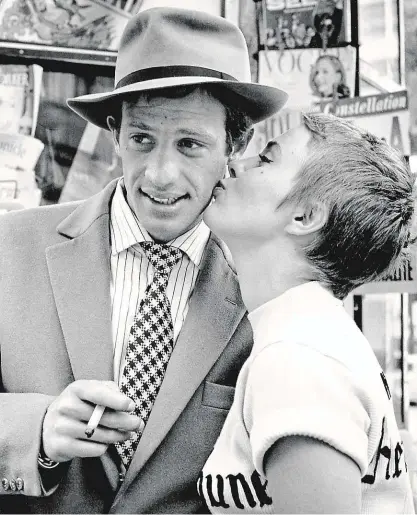  ?? – Jean-Paul Belmondo v Godardově filmu U konce s dechem. FOTO RAYMOND CAUCHETIER COURTESY JAMES HYMAN GALLERY LONDON ?? „Bez žen já nic!“