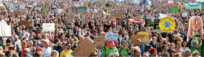  ?? Foto: Sven Hoppe, dpa ?? Allein in München zählte die Polizei über 40 000 Teilnehmer an den Klimaprote­sten.