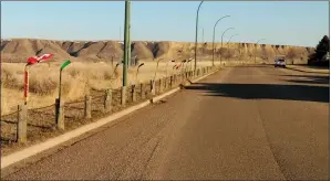  ?? SUBMITTED PHOTO HENRY HO ?? As a tribute to the victims of the Humboldt Broncos bus tragedy, someone has erected a line of hockey sticks along Police Point Drive in Medicine Hat.