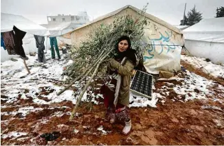  ?? Fotos Khalil Ashawi/Reuters ?? Crianças e suas famílias que tiveram de fugir de casa devido à ofensiva do governo da Síria em Idlib enfrentam a neve no campo improvisad­o de Azaz, cidade ao norte de Alepo, junto à fronteira com a Turquia