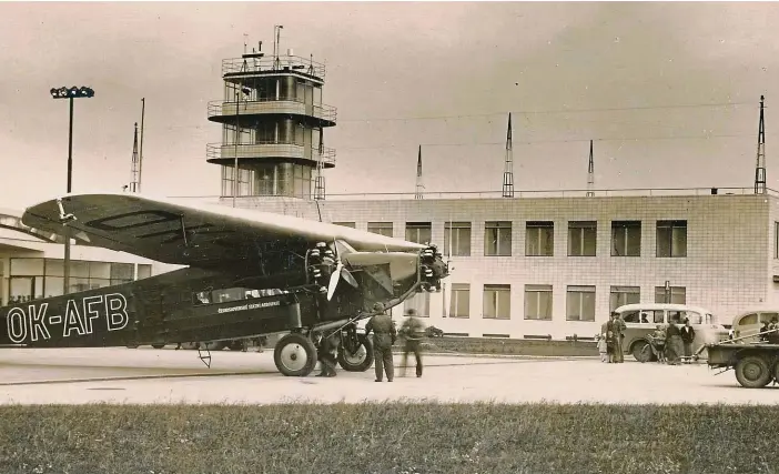  ?? FOTO ARCHIV AUTORA ?? Vzhůru do mraků. Dlouholetý poválečný profesor Umprumu Adolf Benš byl autorem ruzyňského letiště (dnes tzv. starý terminál), po dokončení v roce 1937 nejmoderně­jšího v Evropě.