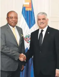  ??  ?? Reunión. El canciller Miguel Vargas y su homólogo de Angola, Manuel Domingos Augusto.