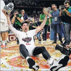  ??  ?? Andrés Nocioni celebra el título en la pista del WiZink Center.