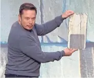 ?? TESLA MOTORS ?? Tesla CEO Elon Musk shows a Tesla solar roof cell.
