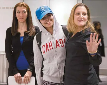  ?? CHRIS YOUNG LA PRESSE CANADIENNE ?? La jeune réfugiée saoudienne Rahaf Mohammed al-Qunun a été accueillie samedi à l’aéroport de Toronto par la ministre des Affaires étrangères, Chrystia Freeland.