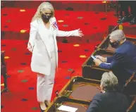  ?? PATRICK DOYLE / REUTERS ?? Gov. Gen. Julie Payette chats with senators before the
throne speech in the Senate Wedneday.