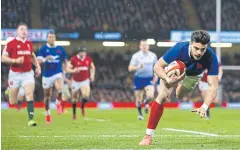  ?? AFP ?? France’s Romain Ntamack dives over the line to score his breakaway try.