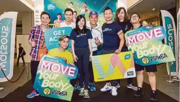  ??  ?? CARYN (lima dari kanan) dan Danny (tiga dari kanan) bersama barisan selebriti dan juruhebah pada majlis pelancaran rasmi Watsons Move Your Body Zumba 2017 di Kuala Lumpur.