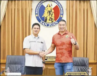  ?? JESSE BUSTOS ?? Philippine Drug Enforcemen­t Agency National Capital Region director Emerson Rosales congratula­tes San Juan Mayor Francis Zamora after declaring all 21 barangays in the city cleared of illegal drugs yesterday.
