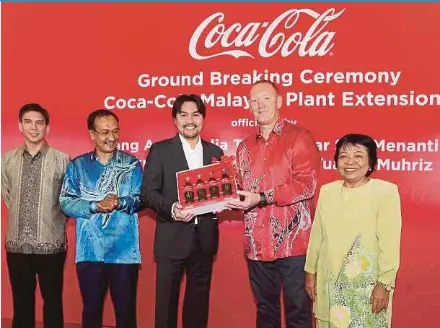  ?? PIC BY IQMAL HAQIM ROSMAN ?? Tunku Besar Seri Menanti Tunku Ali Redhauddin Ibni Tuanku Muhriz receiving a memento from Coca-Cola Bottling Investment Group Singapore, Malaysia and Brunei chief executive officer Stephen James Lusk (second from right) at the groundbrea­king for the...