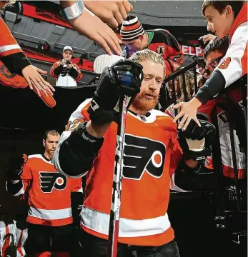  ?? Foto: Getty Images ?? Česká hvězda NHL Jakub Voráček byl kapitánem hokejové reprezenta­ce na domácím šampionátu v roce 2015. Teď se do Prahy vrátí jako jeden z tahounů Philadelph­ie.